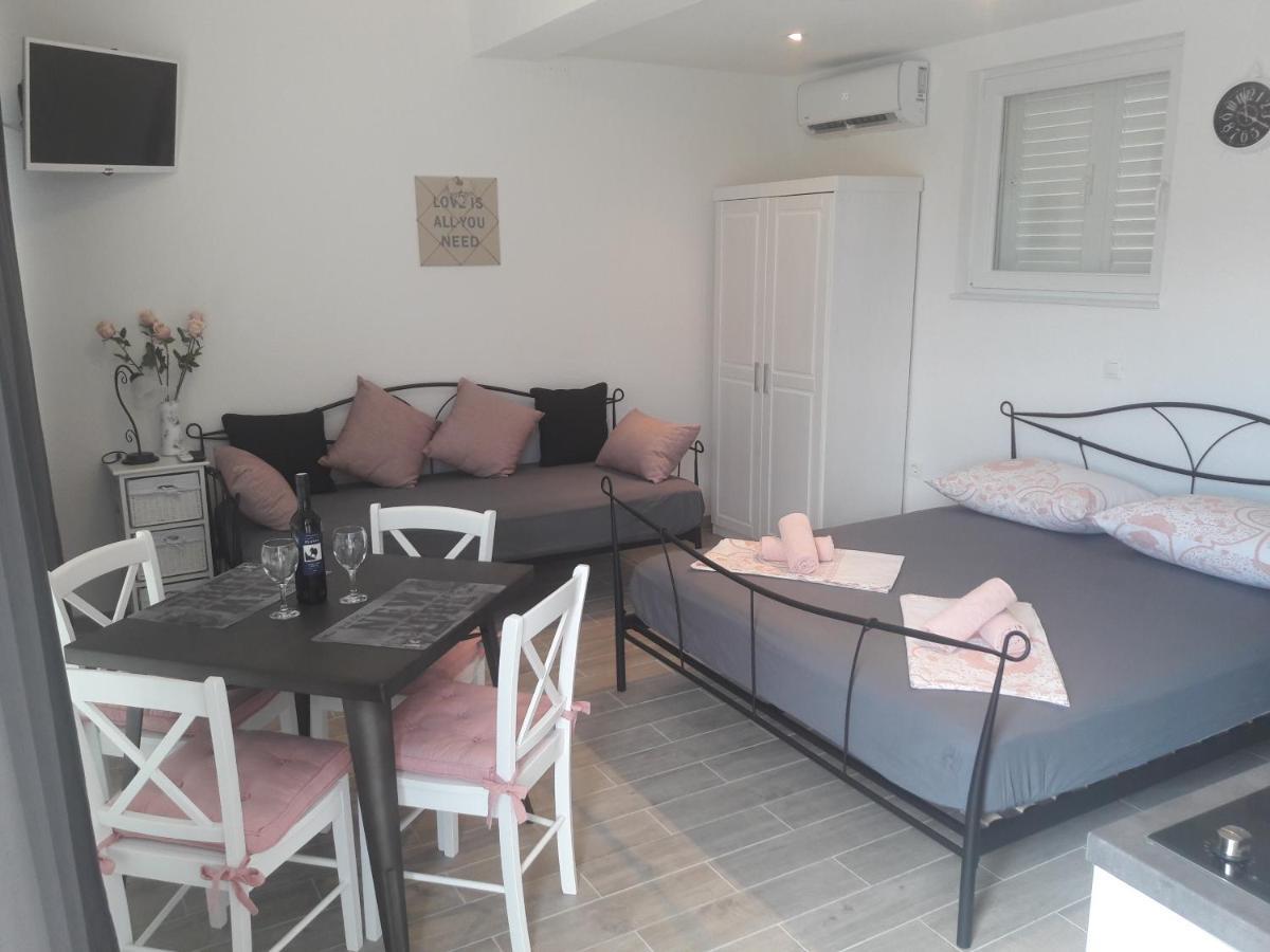 Nessa & Meli Apartment